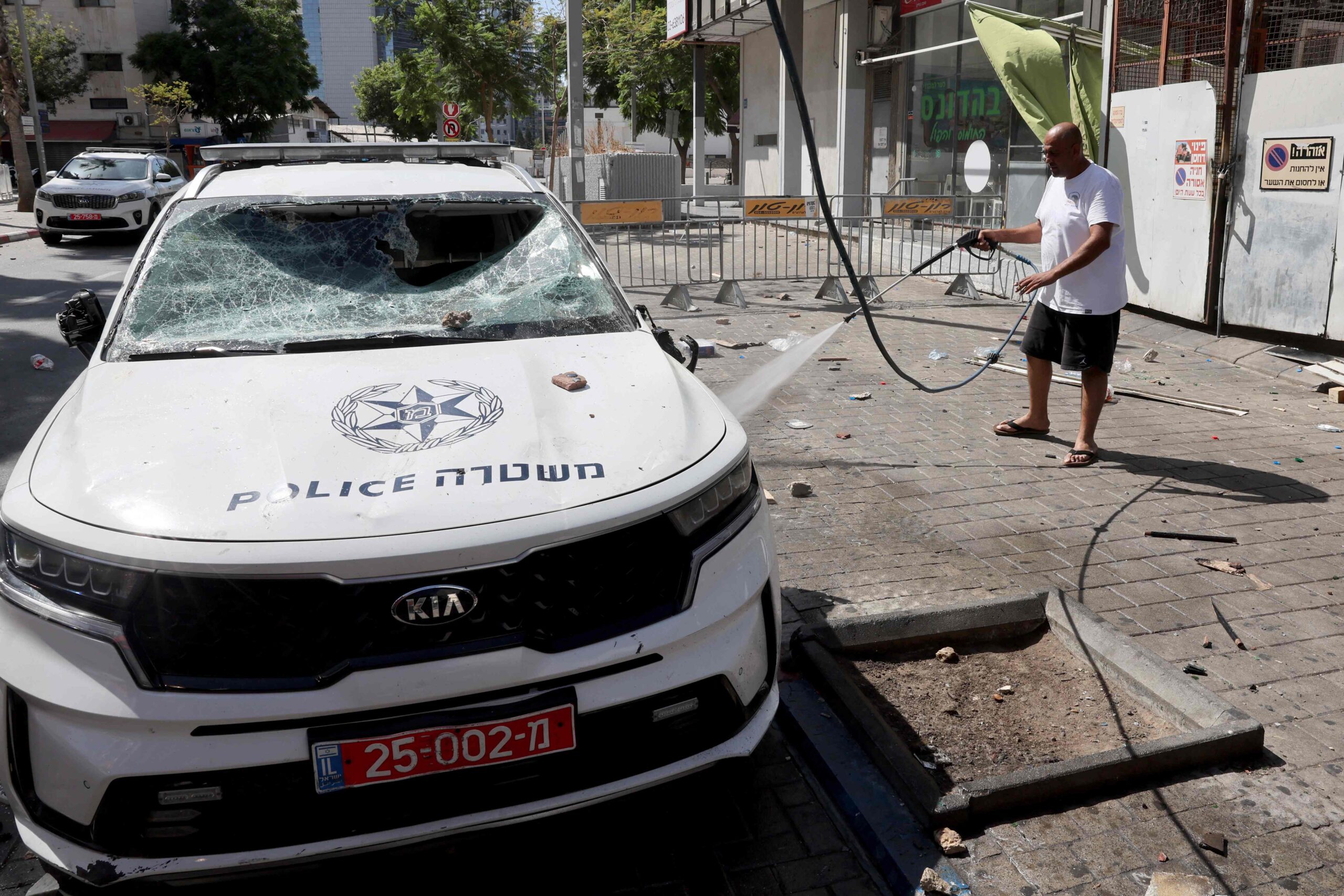 Полицейская машина после столкновений между полицией Израиля и эритрейскими беженцами 2 сентября 2023 года в Тель-Авиве. Фото Jack Guez / AFP / Scanpix / LETA.