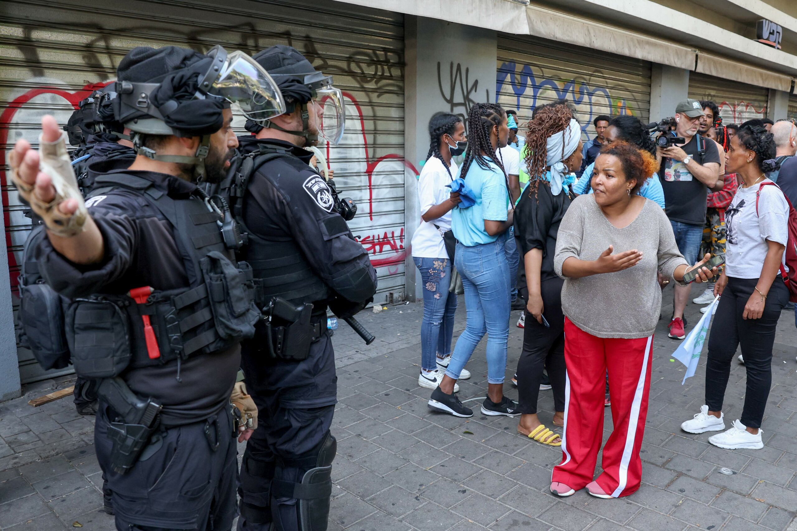 Полиция разговаривает с эритрейскими протестующими 2 сентября 2023 года в Тель-Авиве. Фото Jack Guez / AFP / Scanpix / LETA.