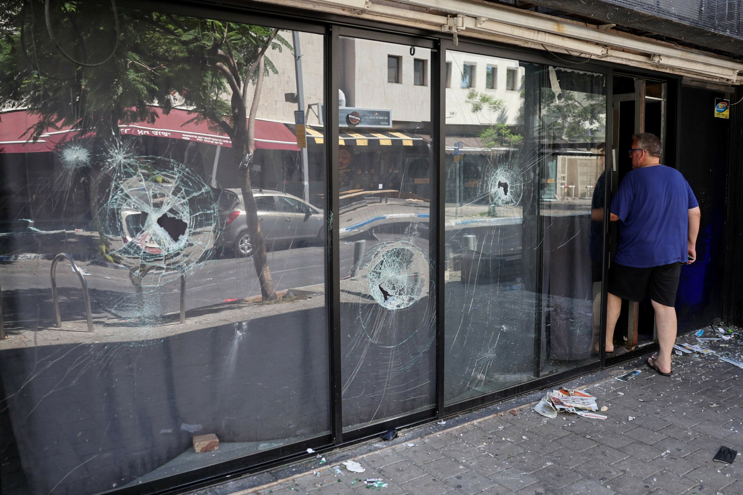 
Разбитые витрины в ходе столкновений между полицией Израиля и эритрейскими беженцами 2 сентября 2023 года в Тель-Авиве. Фото Jack Guez / AFP / Scanpix / LETA.