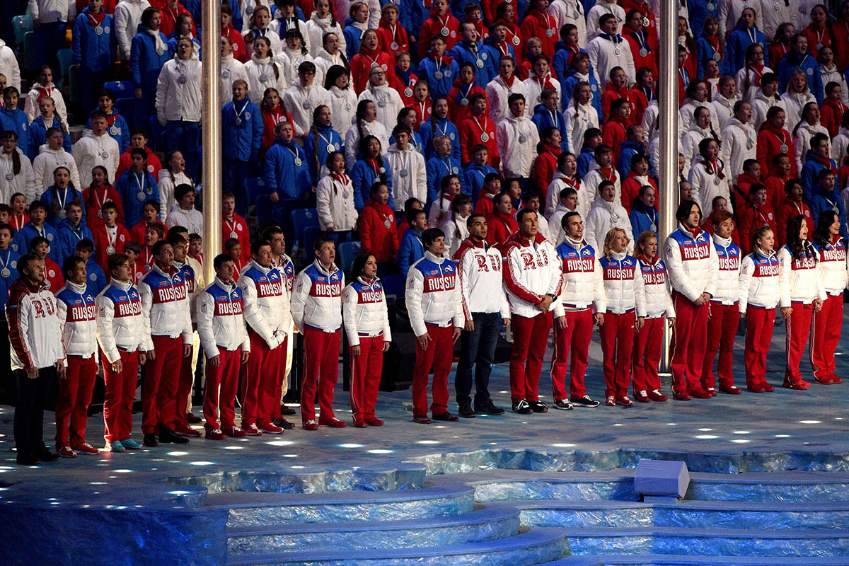 Российские спортсмены исполняют гимн России во время церемонии закрытия зимних Олимпийских игр в Сочи. Фото ANDREJ ISAKOVIC/AFP PHOTO/Scanpix/Leta