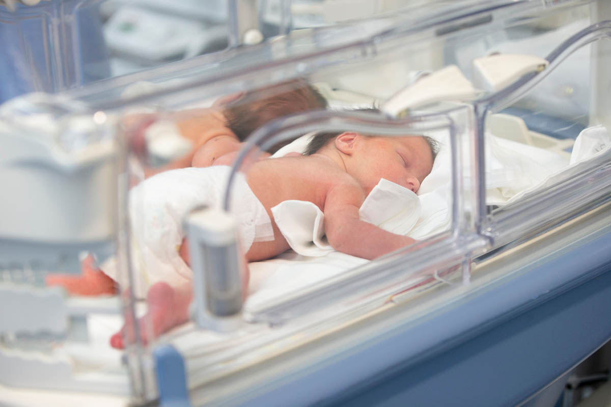 Новорождённые дети. Фото Sviatlana Lazarenka/Istockphoto