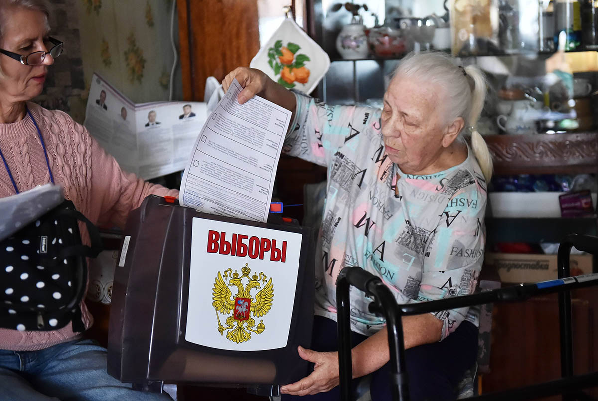 Жительница Новосибирска голосует у себя дома во время мобильного голосования на региональных выборах. Фото Vladimir Nikolaev/IMAGO/Scanpix/Leta