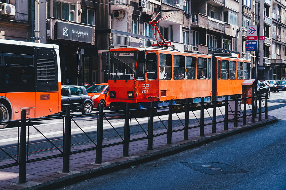 Трамвай на городской улице, Белград, Сербия. Фото Jiamin Huang/Unsplash