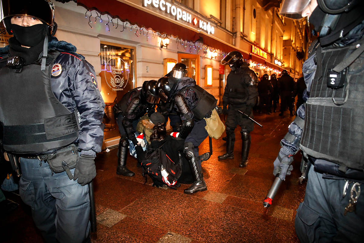 Сотрудники полиции задерживают сторонников Навального во время акции протеста в Санкт-Петербурге, 2 февраля 2021 года. Фото Dmitri Lovetsky/AP Photo/Scanpix/Leta