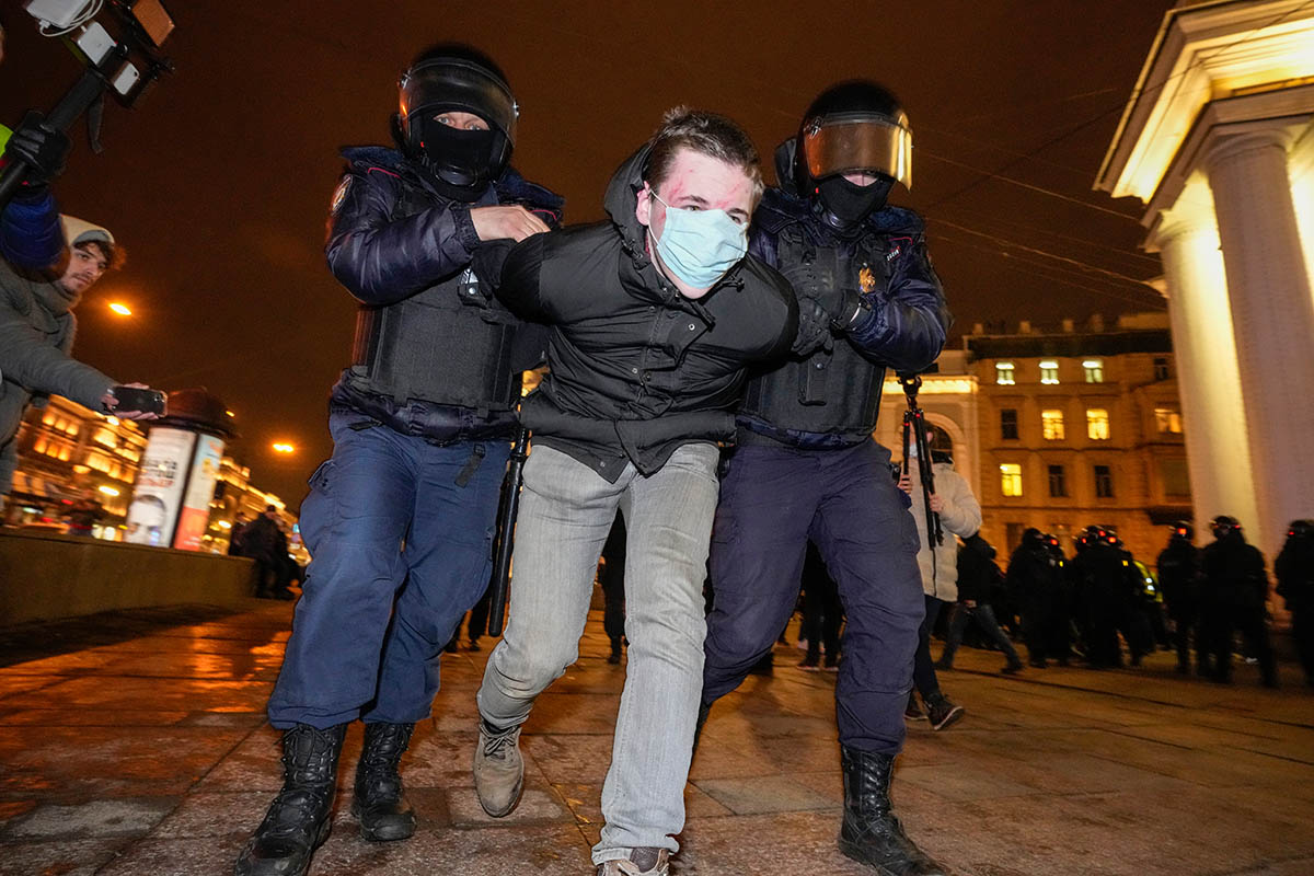 Полиция задерживает демонстранта во время акции против нападения России на Украину в Санкт-Петербурге, 2 марта 2022 года. Фото Dmitri Lovetsky/AP Photo/Scanpix/Leta