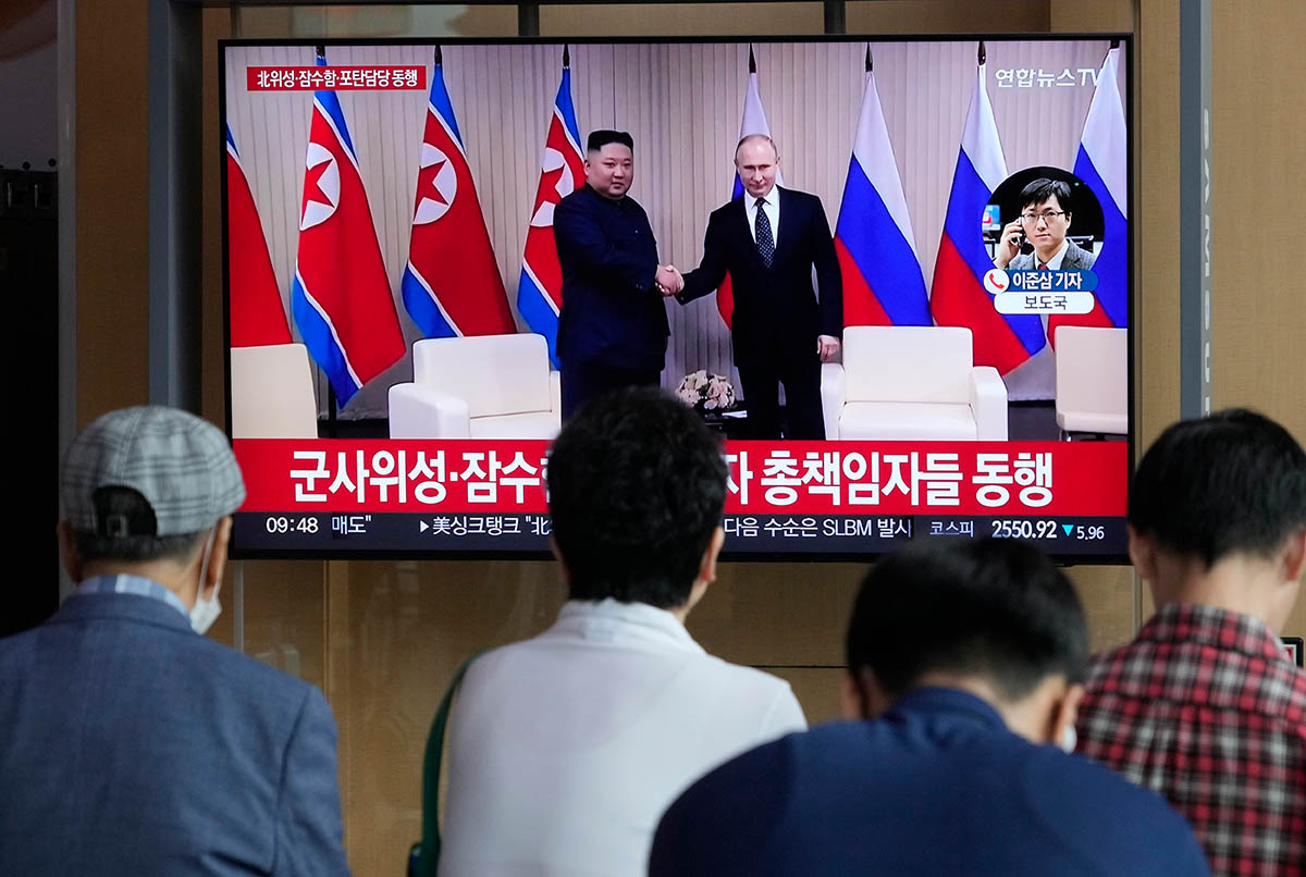 Новостной сюжет с архивными кадрами, в котором рассказывается о визите Ким Чен Ына в Россию, Сеул, Южная Корея, 12 сентября 2023 года. Фото JAhn Young-joon/AP Photo/Scanpix/Leta