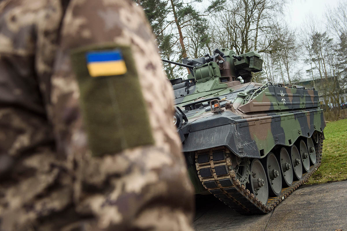 Украинский солдат стоит перед боевой машиной пехоты Marder. Фото Gregor Fischer/AP Photo/Scanpix/Leta