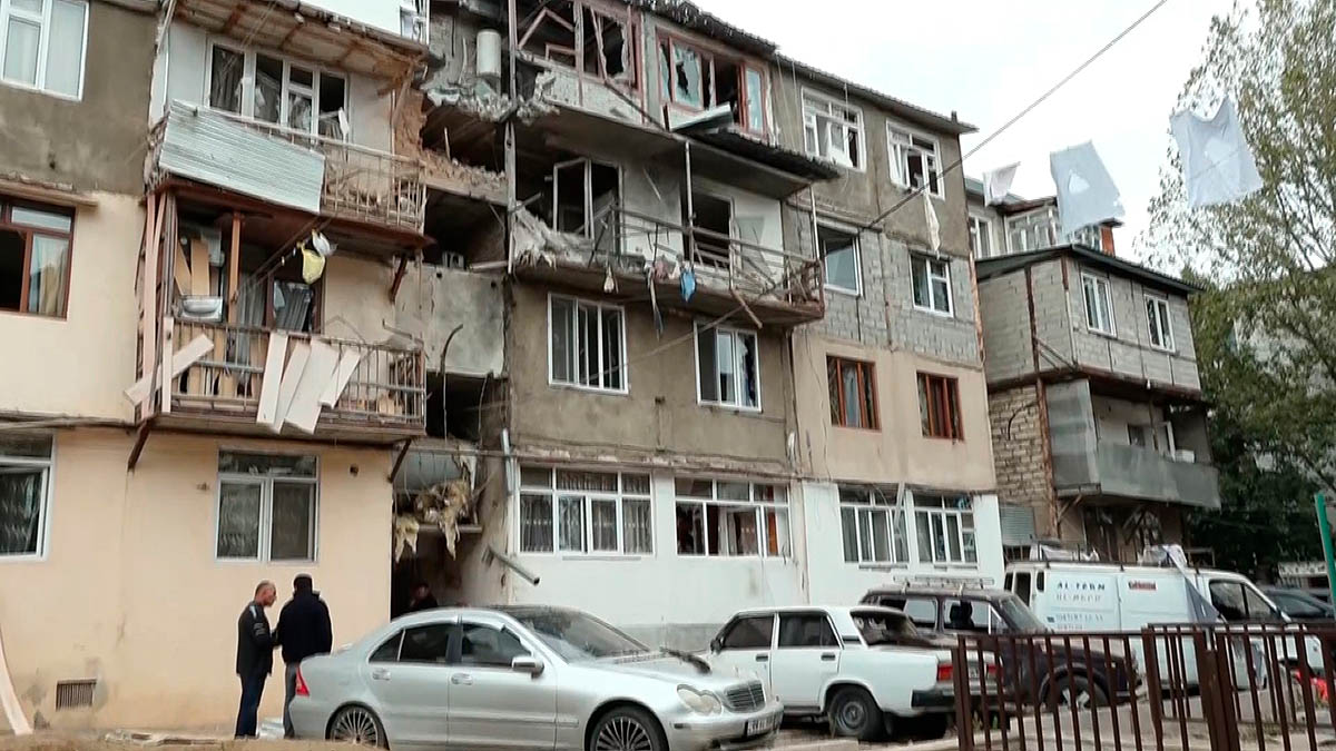 Поврежденный жилой дом после обстрела в Степнакерте, Нагорный Карабах, 19 сентября 2023 года. Фото AP/Scanpix/Leta