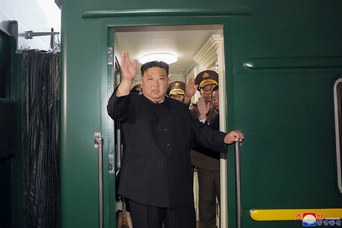 Ким Чен Ын машет рукой из поезда в Пхеньяне перед поездкой в Россию, Северная Корея, 10 сентября 2023 года. Фото Центральное информационное агентство Кореи/AP/Scanpix/Leta