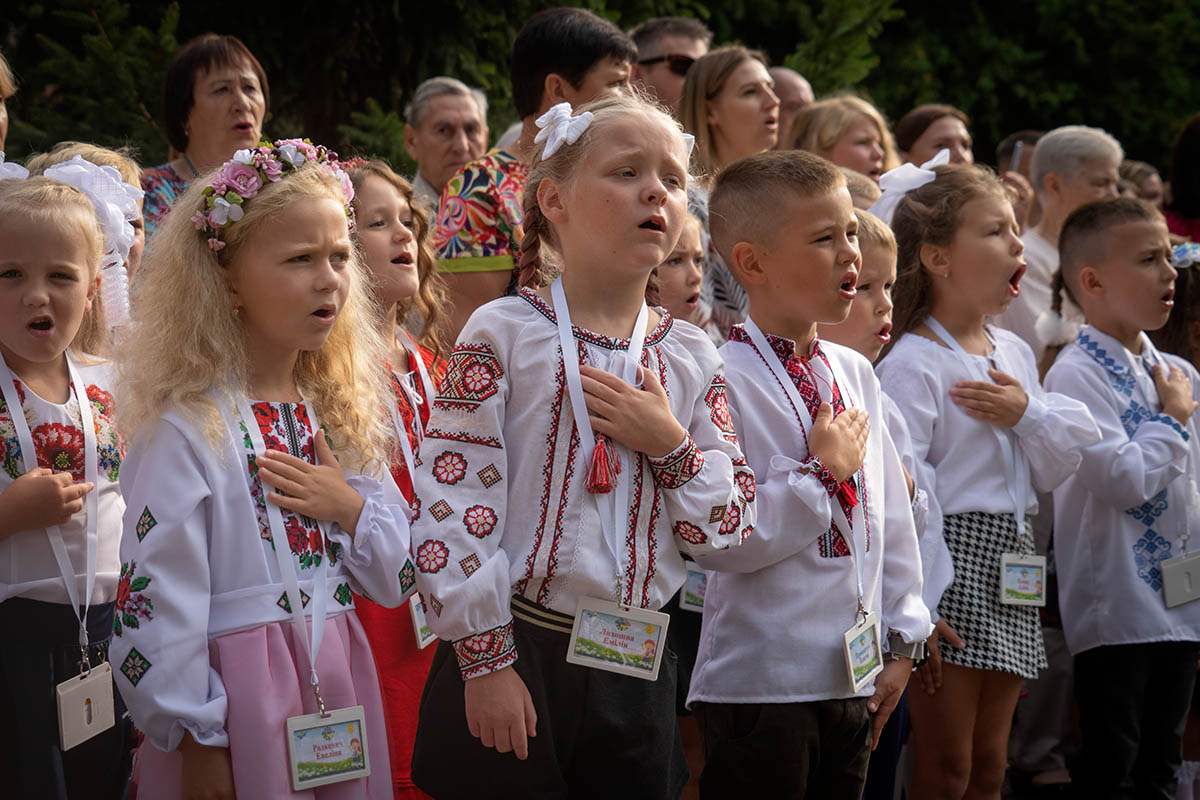Школьники поют национальный гимн в Буче, Украина, 1 сентября 2023 года. Фото Efrem Lukatsky/AP Photo/Scanpix/LETA