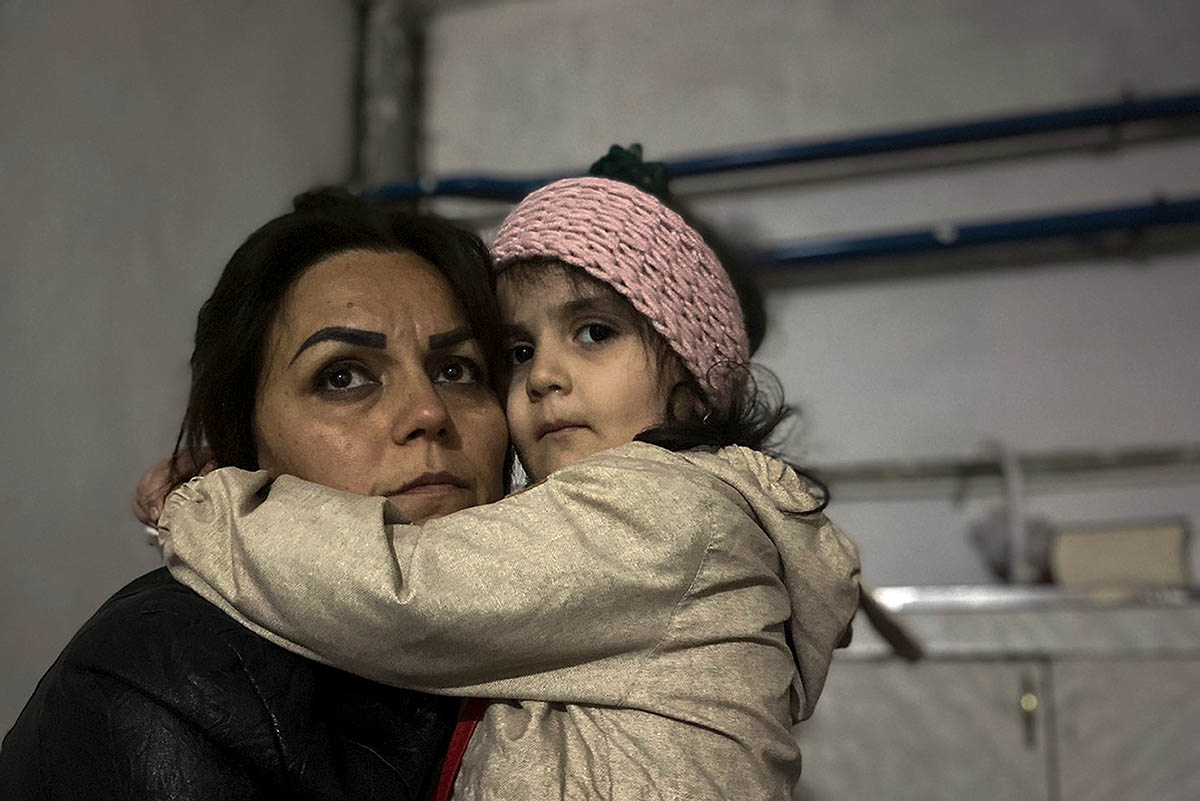 Мама с дочкой в бомбоубежище во время обстрела в Степанакерте, Нагорный Карабах, 19 сентября 2023 года. Фото Siranush Sargsyan/AP Photo/Scanpix/Leta