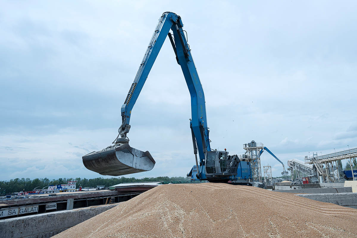 Экскаватор загружает зерно на грузовое судно в порту Измаила, Украина. Фото Andrew Kravchenko/AP Photo/Scanpix/Leta