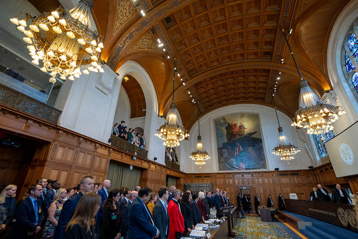 Судьи входят в зал суда в Гааге, 18 сентября 2023 года. Фото Peter Dejong/AP Photo/Scanpix/Leta