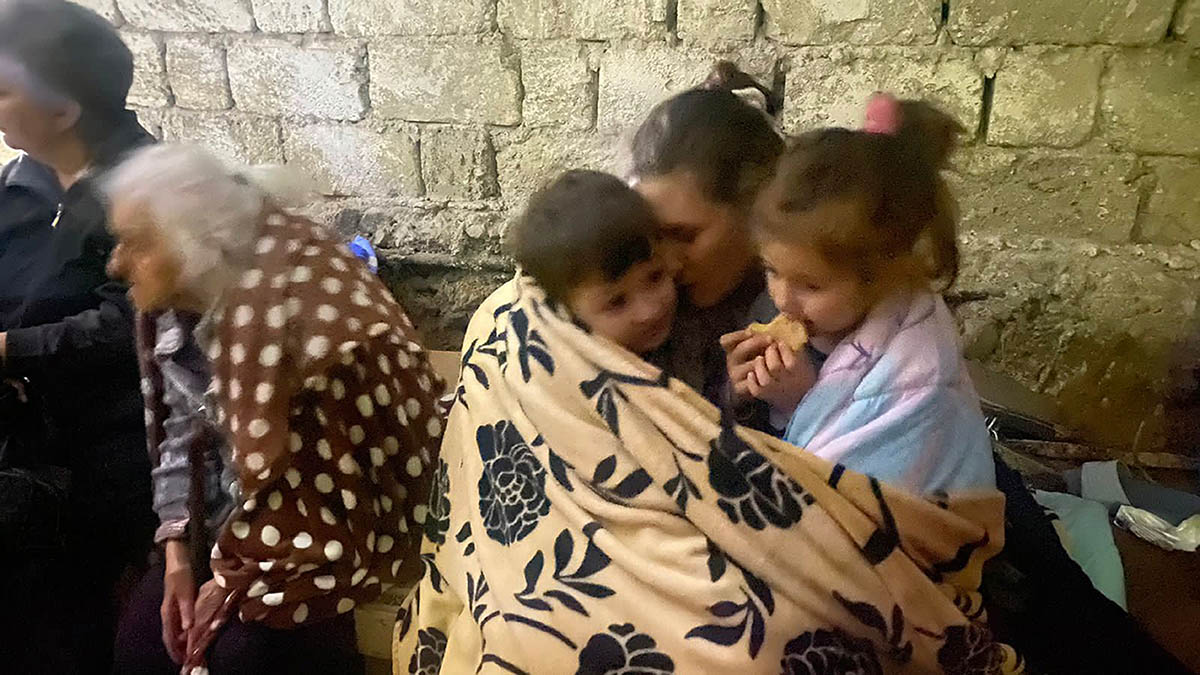 Люди прячутся в бомбоубежище во время обстрела в Степанакерте, Нагорный Карабах, 19 сентября 2023 года. Фото Siranush Sargsyan/AP Photo/Scanpix/Leta