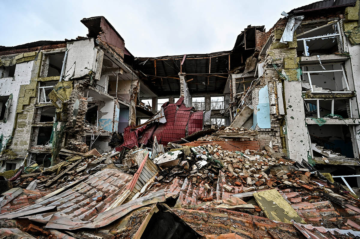 Разрушенная гимназия в Орехове, Запорожская область. Фото AP Photo/Scanpix/LETA