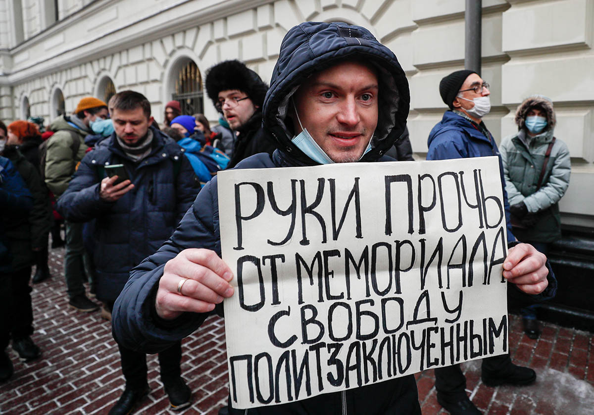 Акция протеста у здания Верховного суда России во время слушаний по делу Международного «Мемориала» в Москве, 14 декабря 2021 года. Фото YURI KOCHETKOV/EPA/Scanpix/Leta