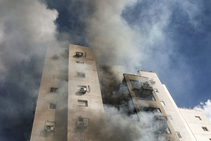 Израиль, Ашкелон. Дым поднимается из жилого дома после ракетного обстрела из сектора Газа. Фото Ilia Yefimovich/dpa/Scanpix/LETA