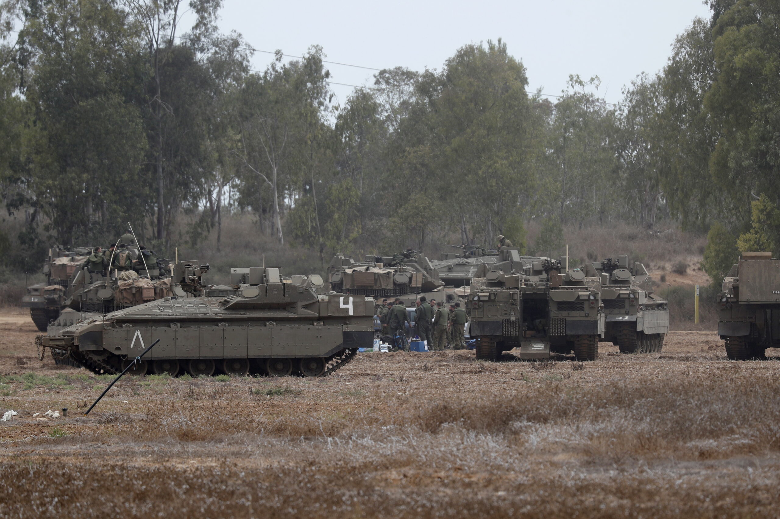 Израильские войска и военная техника собираются у границы с сектором Газа, недалеко от Сдерота, юг Израиля, 9 октября 2023 года. Фото EPA / Atef Safadi / Scanpix / LETA.