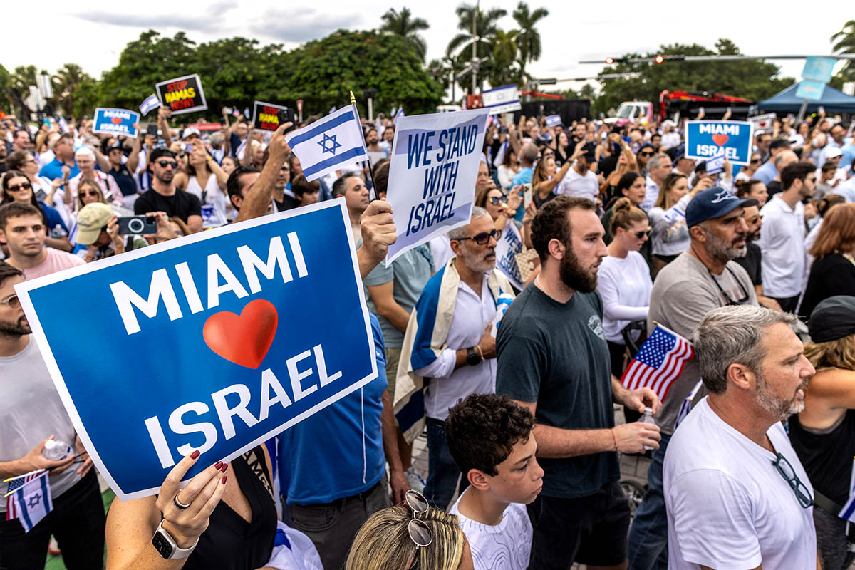 Митинг солидарности с Израилем у Мемориала Холокоста в Майами-Бич, США, 10 октября 2023 года. Фото CRISTOBAL HERRERA-ULASHKEVICH/EPA/Scanpix/LETA