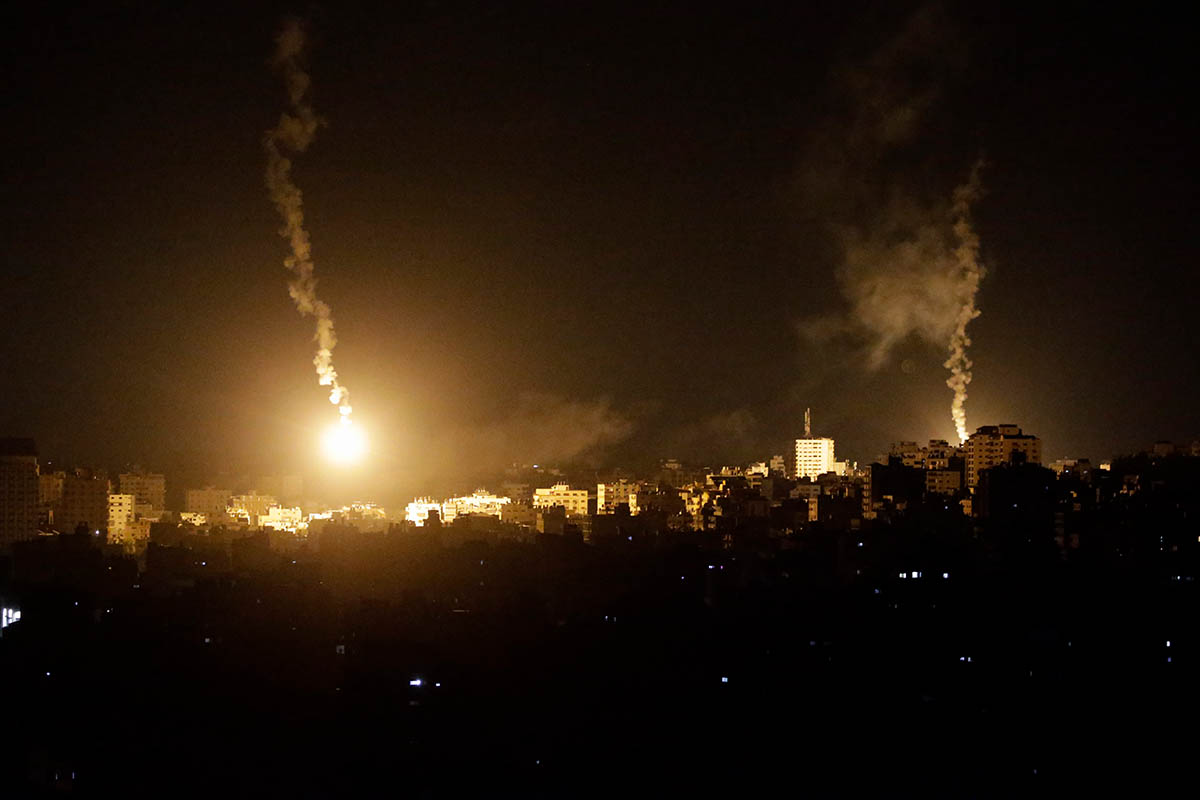 Ракета израильской армии освещает небо над северной частью сектора Газа, 11 октября 2023 года. Фото MOHAMMED SABER/EPA/Scanpix/LETA
