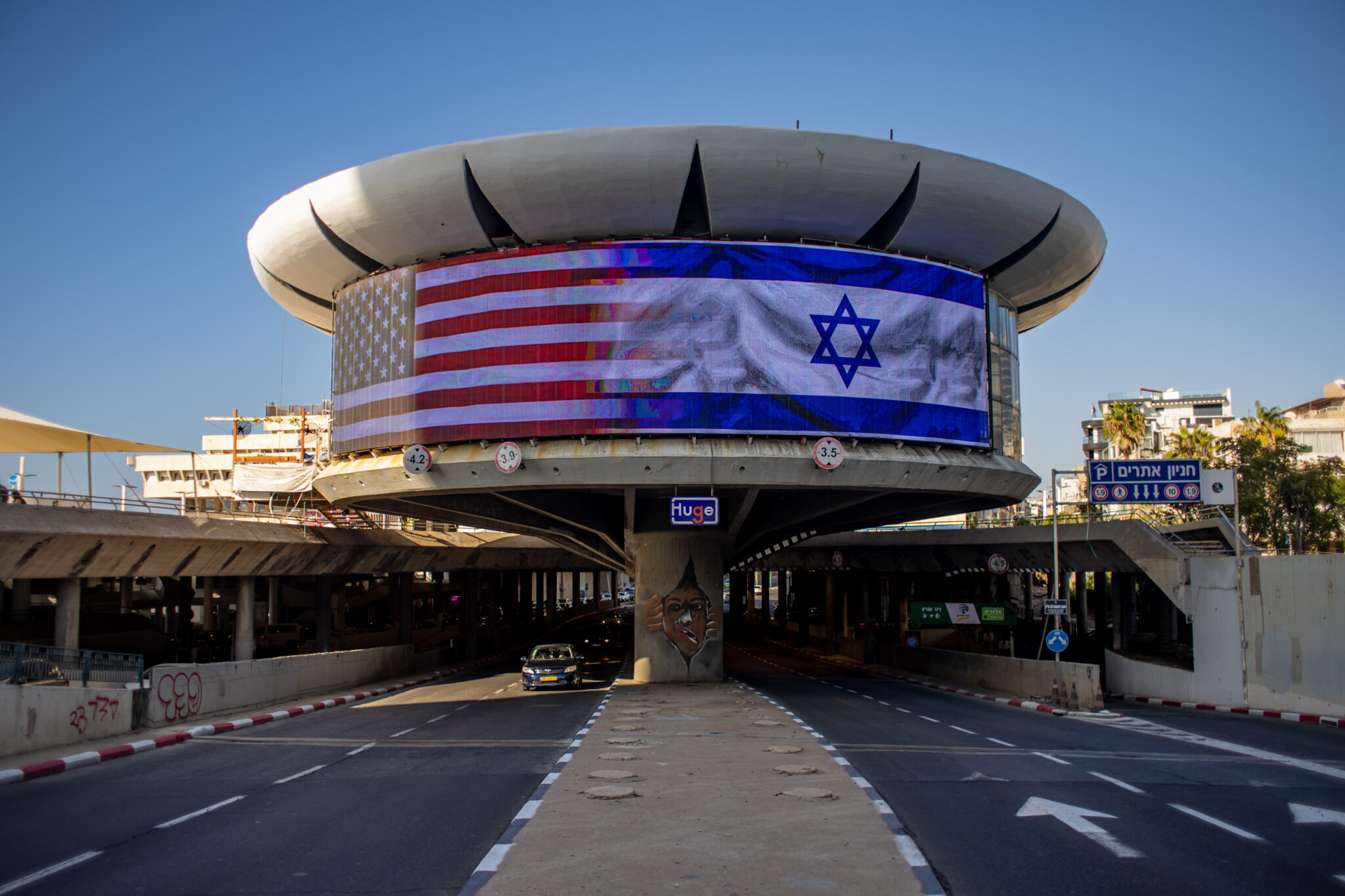 Флаги США и Израиля демонстрируются на экране в Тель-Авиве. Фото Martin Divisek / EPA / Scanpix / LETA.