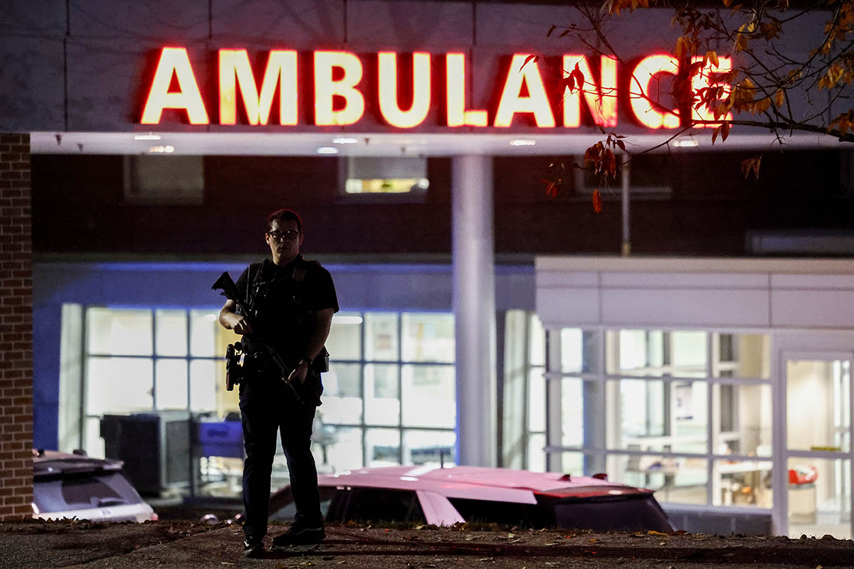 Полицейский перед Центральным медицинским центром штата Мэн. Фото CJ GUNTHER/EPA/Scanpix/LETA