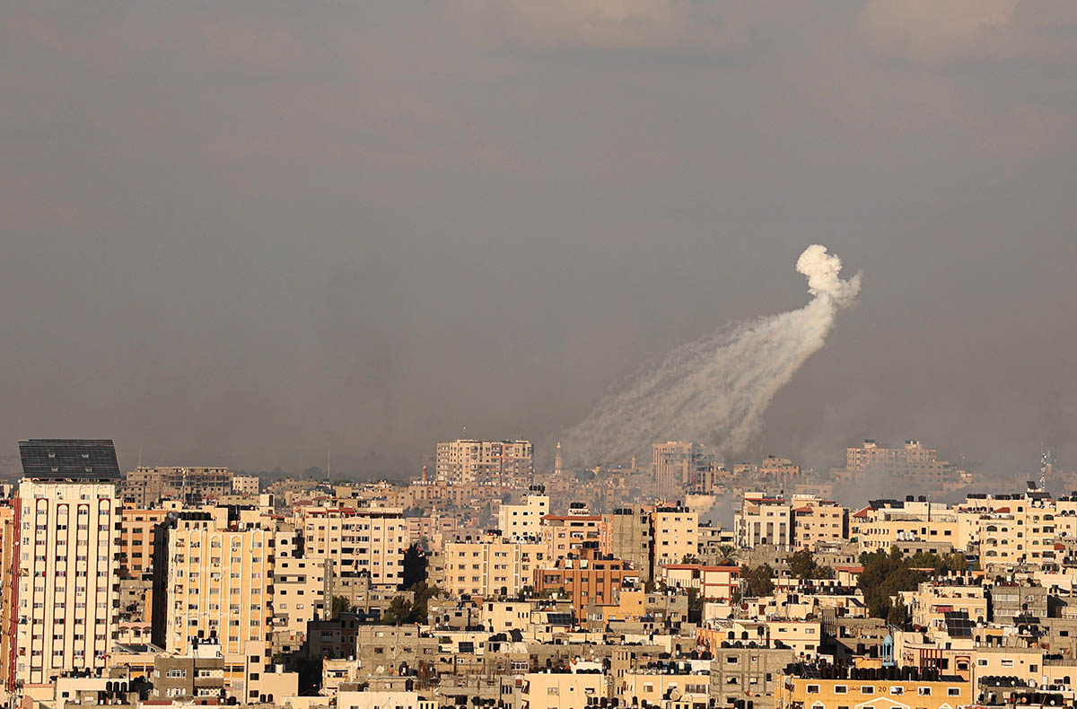 Фосфорная ракета, выпущенная израильским самолетом над городом Газа, 10 октября 2023 года. Фото Ahmed Zakot/ZUMA Press Wire/Scanpix/LETA