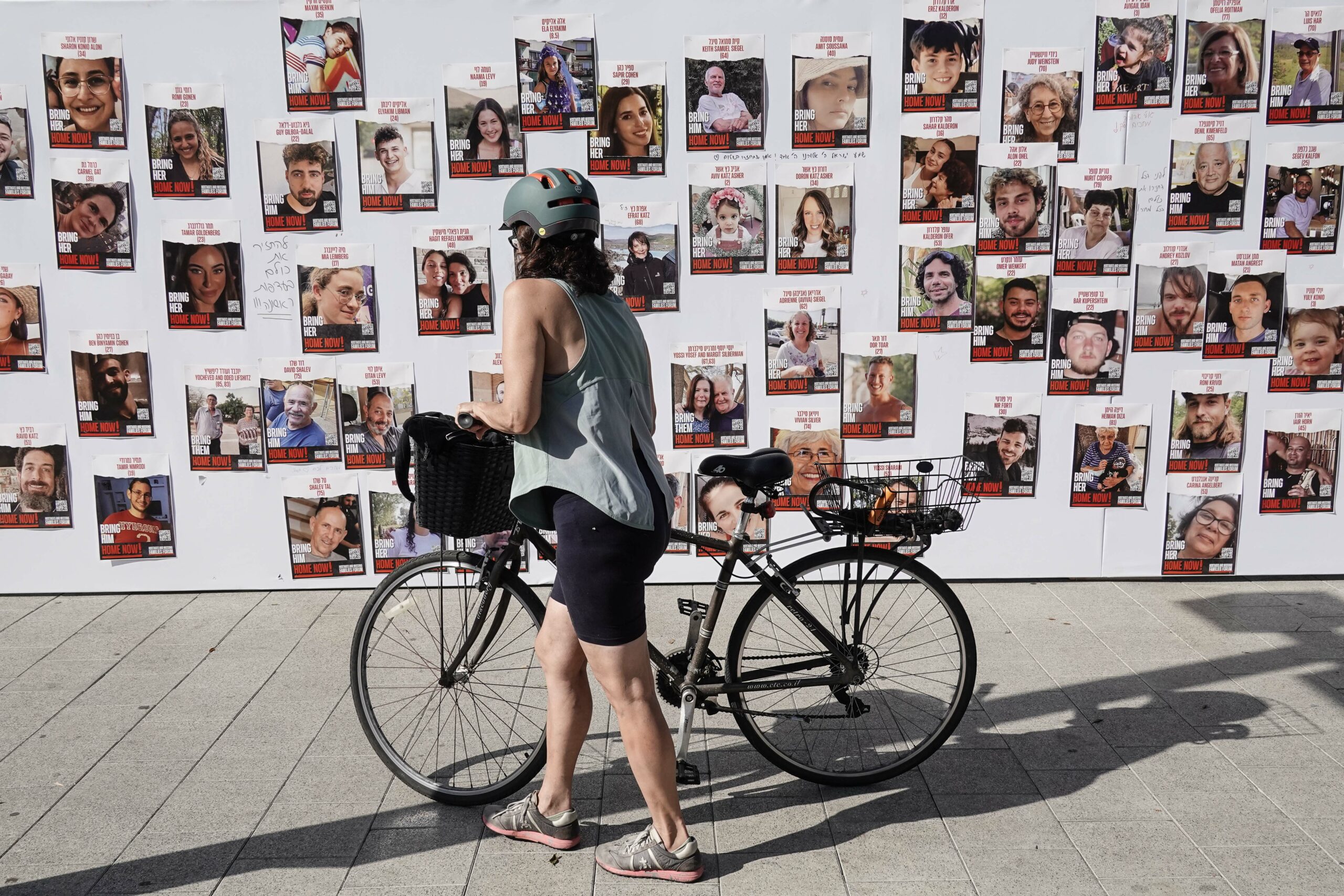 Фотографии израильских заложников на стене Тель-Авивского музея искусств. Фото Nir Alon / ZUMA Press / Scanpix / LETA.