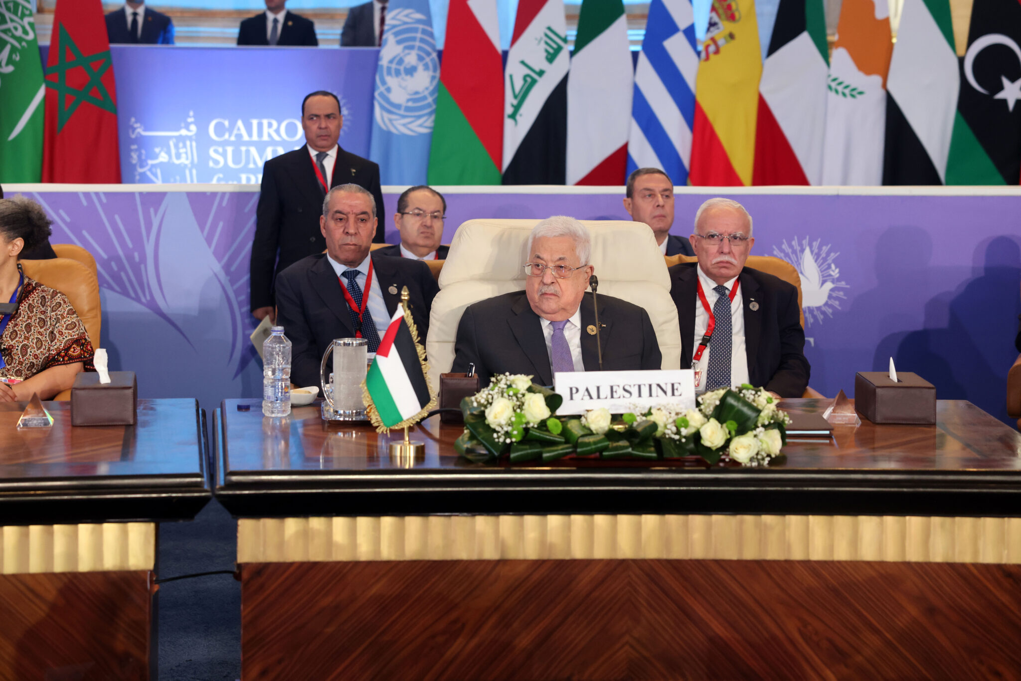 Палестинская делегация  во главе с президентом Махмудом Аббасом на форуме в Каире 21 октября 2023 года. Фото Thaer Ganaim / APA Images via ZUMA Press Wire / Scanpix / LETA.