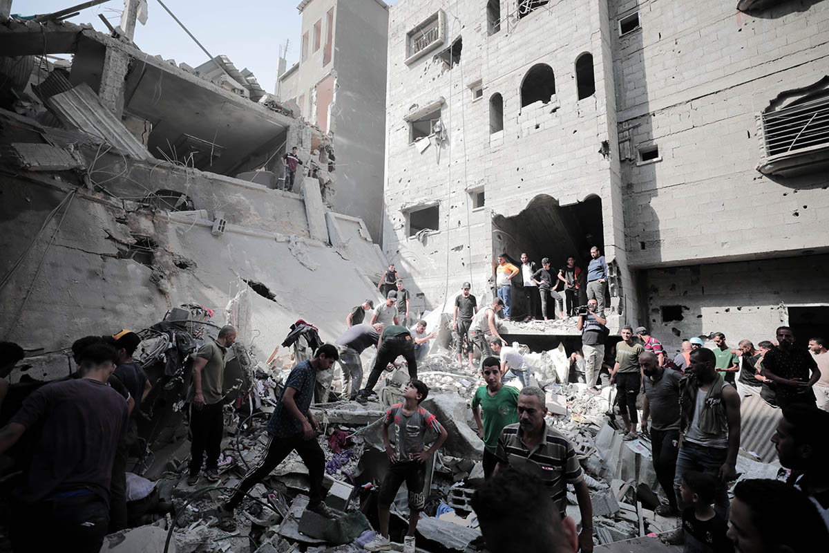 Палестинцы вытаскивают тела погибших в результате израильского авиаудара на рынке в лагере беженцев Нусейрат, центральная часть сектора Газа, 24 октября 2023 года. Фото Adel Al Hwajre/ZUMA Press Wire/Scanpix/LETA