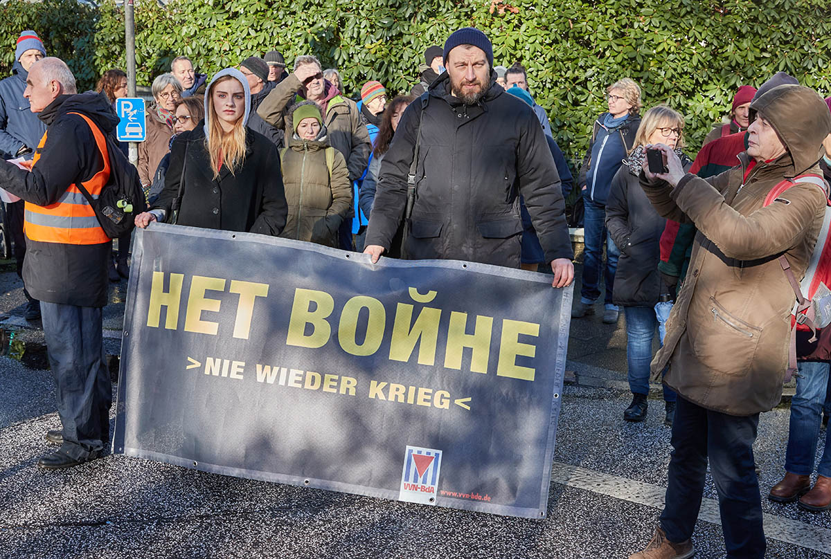 Граждане РФ на акции протеста перед Генеральным консульством России в Гамбурге. Фото Georg Wendt/dpa/Scanpix/LETA