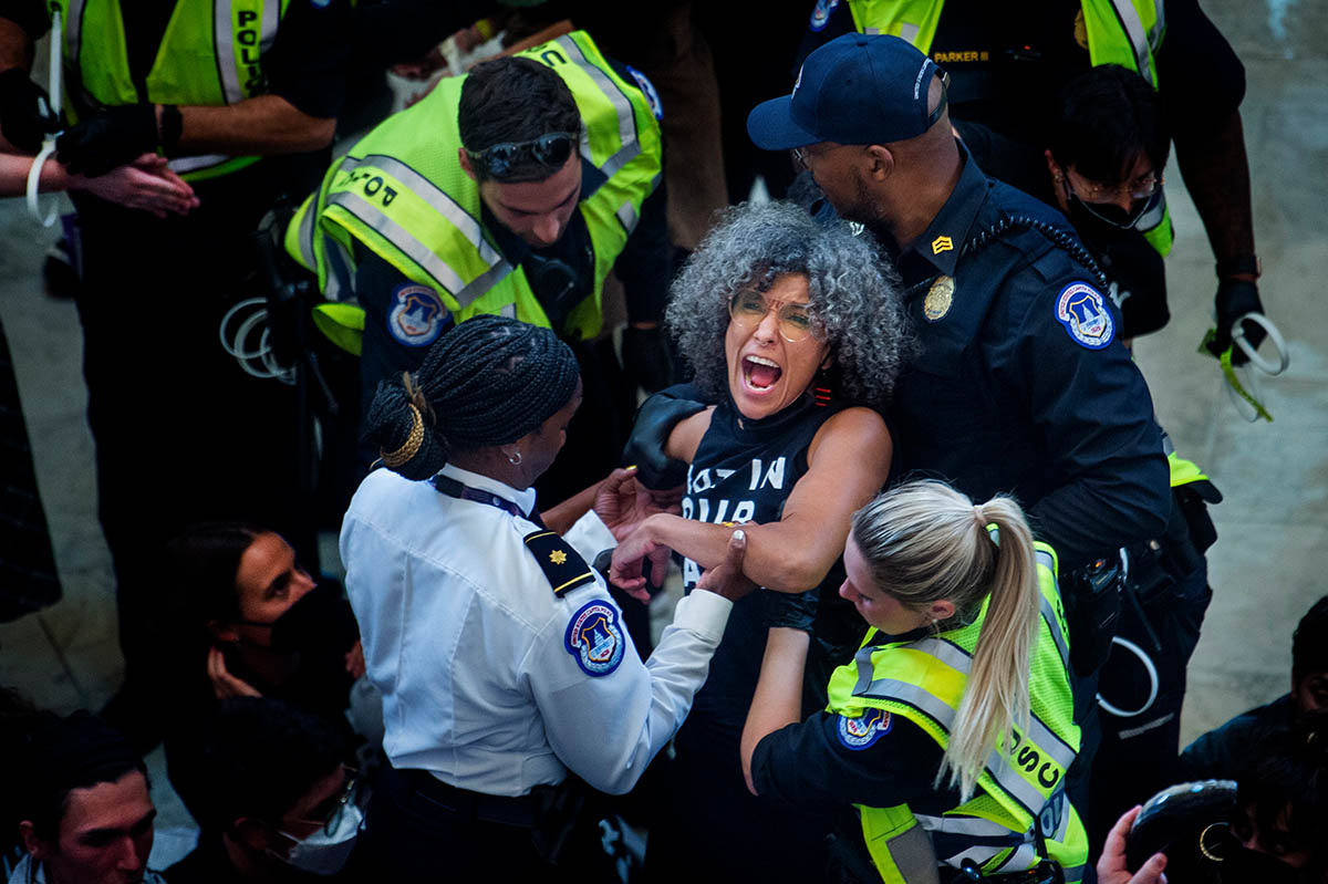 Офицеры полиции Капитолия задерживают демонстрантов, Вашингтон, 18 октября 2023 года. Фото Rod Lamkey/CNP/Scanpix/LETA