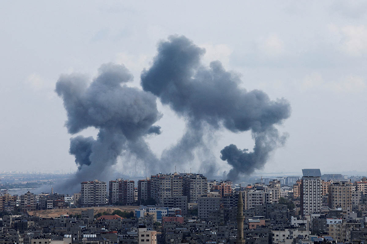 Дым над городом после израильских ударов в Газе, 10 октября 2023 года. Фото Mohammed Salem/REUTERS/Scanpix/LETA