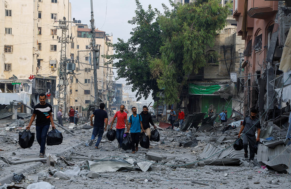 Палестинцы идут среди разрушений в городе Газа, 11 октября 2023 года. Фото Mohammed Salem/REUTERS/Scanpix/LETA