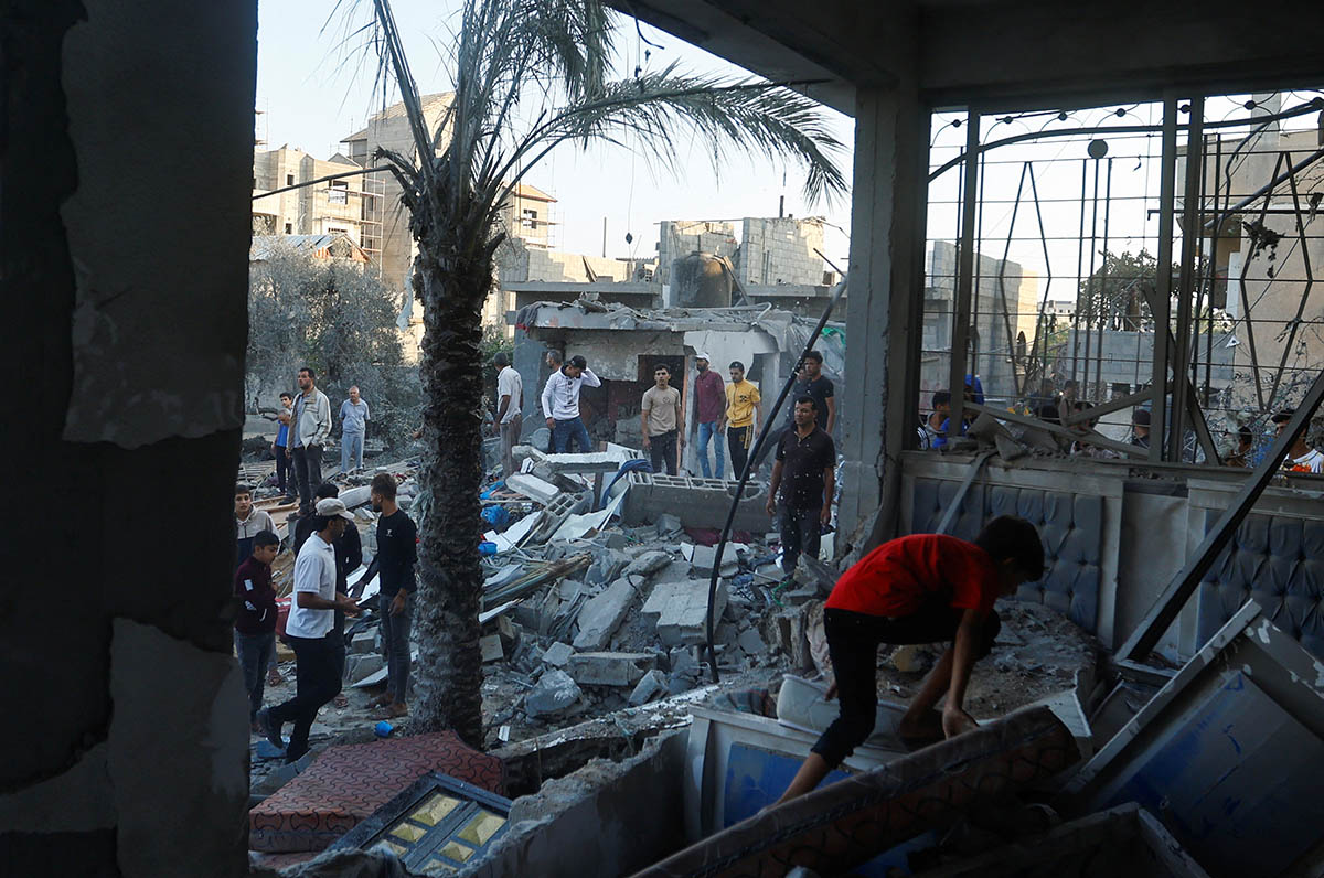 Разрушения в результате израильских ударов в Хан-Юнисе на юге сектора Газ, 12 октября 2023 года. Фото Ibraheem Abu Mustafa/REUTERS/Scanpix/LETA
