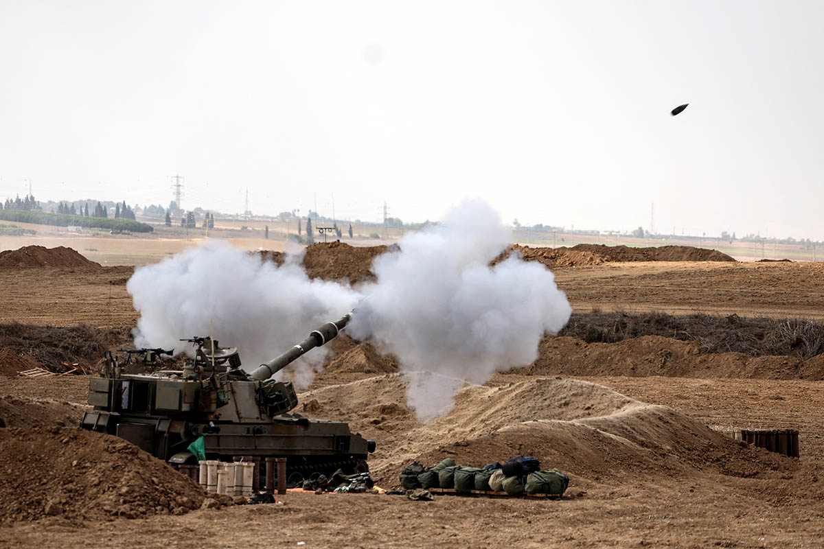 Израильский танк стреляет возле границы Израиля с сектором Газа, 12 октября 2023 года. Фото Ronen Zvulun/REUTERS/Scanpix/LETA