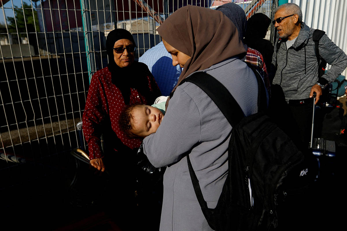 Палестинцы с двойным гражданством возле пограничного перехода Рафах с Египтом в надежде получить разрешение покинуть Газу. Фото Ibraheem Abu Mustafa/REUTERS/Scanpix/LETA