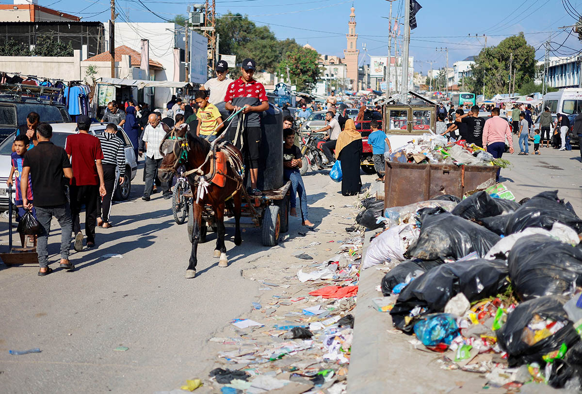 Груды мусора на улицах в Хан-Юнисе на юге сектора Газа, которые грозят вызвать экологическую катастрофу. Фото Mohammed Salem/REUTERS/Scanpix/LETA