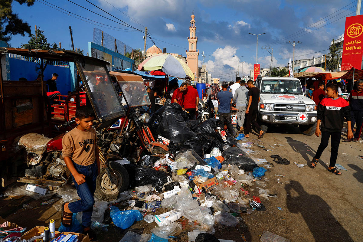 Груды мусора на улицах в Хан-Юнисе на юге сектора Газа, которые грозят вызвать экологическую катастрофу. Фото Mohammed Salem/REUTERS/Scanpix/LETA 