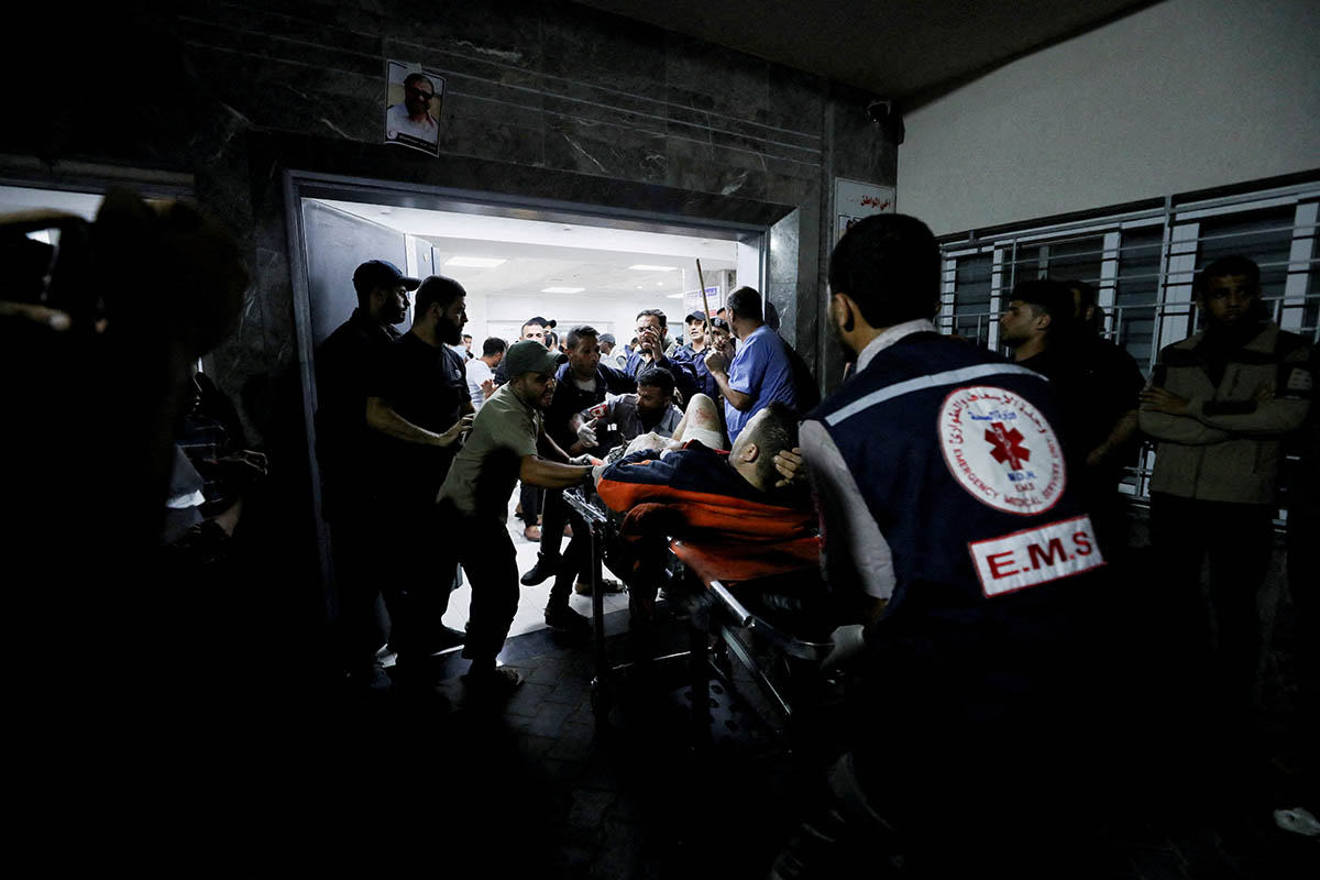 Раненого привезли в больницу Шифа после авиаудара Израиля по больнице Аль-Ахли в секторе Газа. Фото Mohammed Al-Masri/REUTERS/Scanpix/LETA
