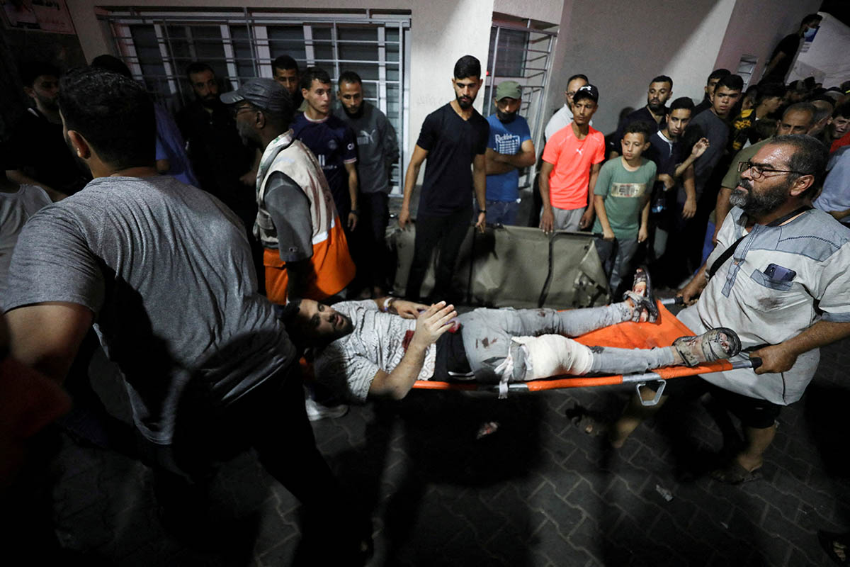 Раненого привезли в больницу Шифа после авиаудара по больнице Аль-Ахли в секторе Газа. Фото Mohammed Al-Masri/REUTERS/Scanpix/LETA 