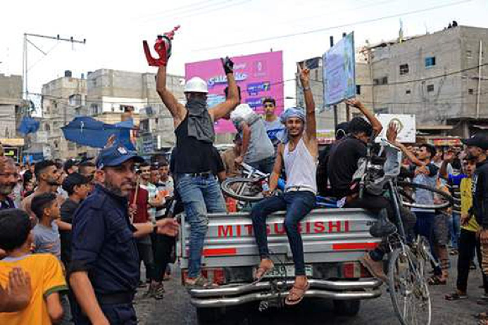 Палестинцы празднуют пересечение пограничного забора с Израилем из Хан-Юниса на юге сектора Газа 7 октября 2023 года. Фото Said Khatib/AFP/Scanpix/LETA