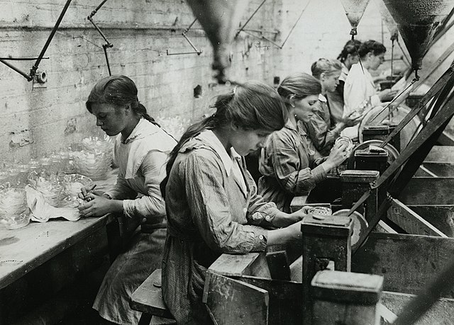 Работницы стеклянной фабрики в Бирмингеме / Wikimedia