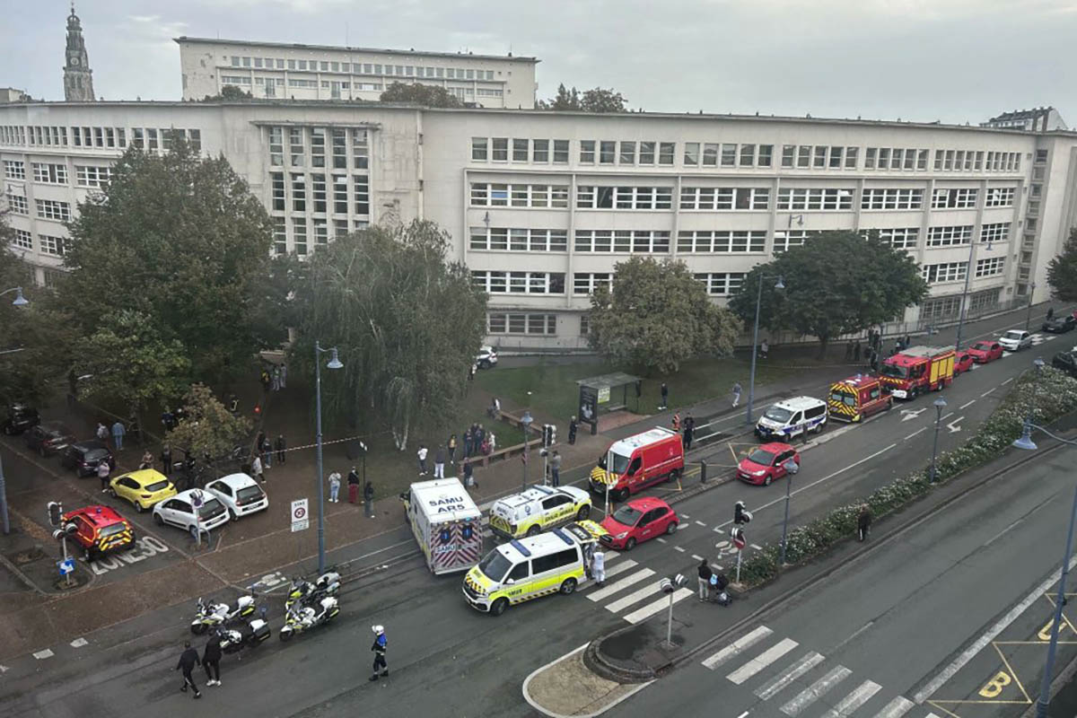 Машины скорой помощи и полицейские машины возле школы в Аррасе, где произошла трагедия, 13 октября 2023 года. Фото visegrad24/Twitter
