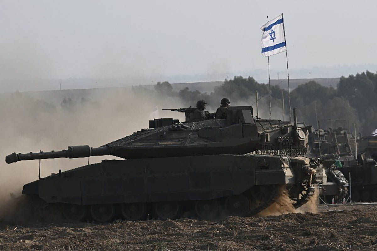 Израильские танки на границе с сектором Газа. Фото Aris MESSINIS/AFP/Scanpix/Leta
