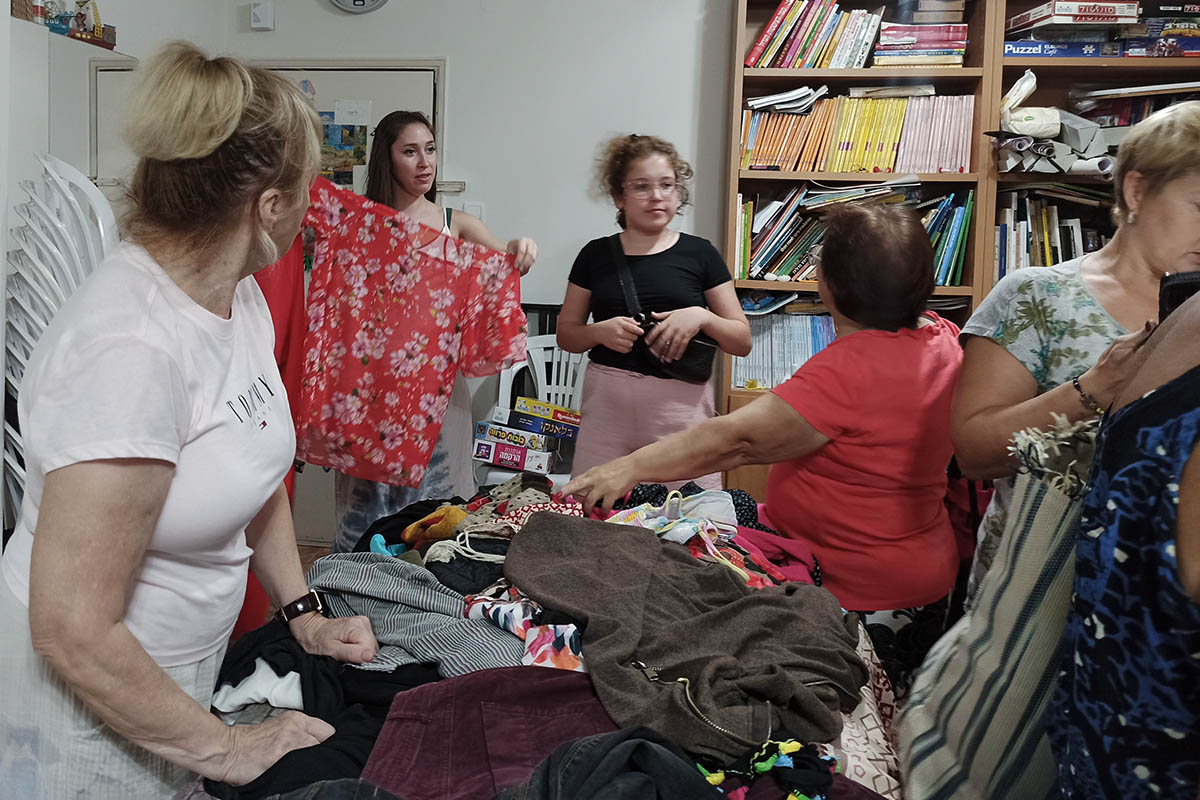 Женщины выбирают одежду в доме Лены Дубровнер. Фото Марина-Майя Говзман/Spektr.Press 