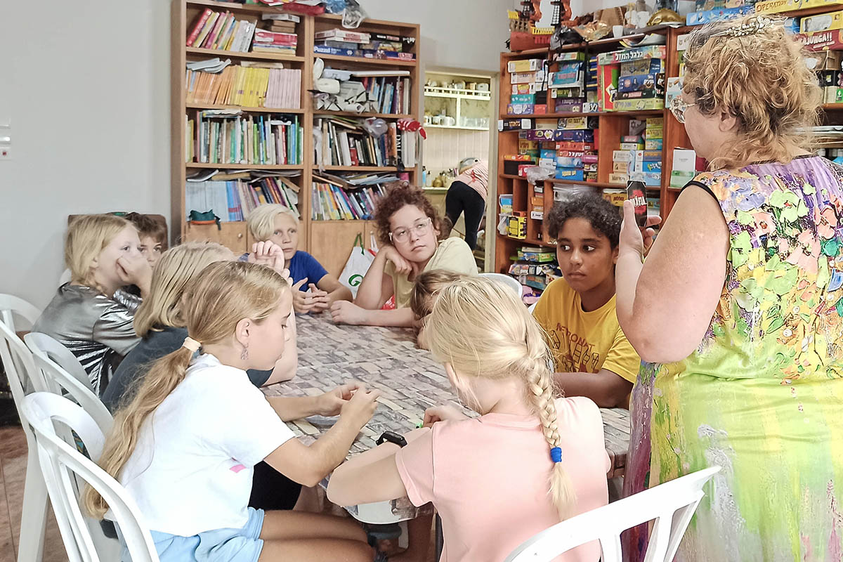 В доме израильского волонтера Лены Дубровнер собираются дети. Сегодня они изучают, как правильно себя вести во время обстрелов — многие из ребят уже подкованы в этом вопросе. Фото Марина-Майя Говзман/SpektrPress 