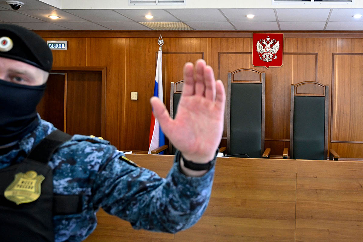 Судебный пристав в Мосгорсуде. Фото Alexander NEMENOV/AFP/Scanpix/LETA