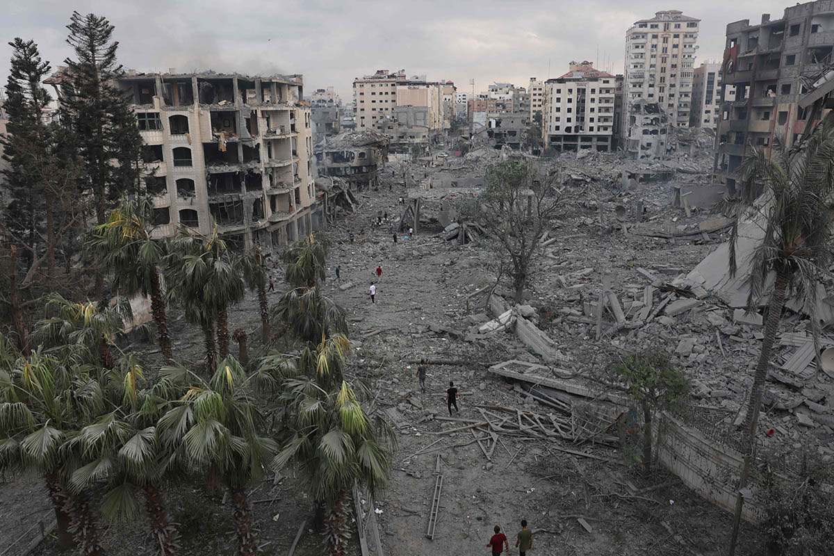 Разрушения в результате израильских авиаударов в районе Аль-Рималь в Газе, 10 октября 2023 года. Фото MOHAMMED ABED/AFP/Scanpix/LETA