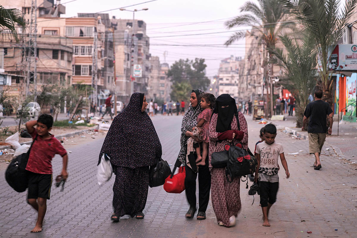 Женщины с детьми на улице в Газе, 11 октября 2023 года. Фото MOHAMMED ABED/AFP/Scanpix/LETA